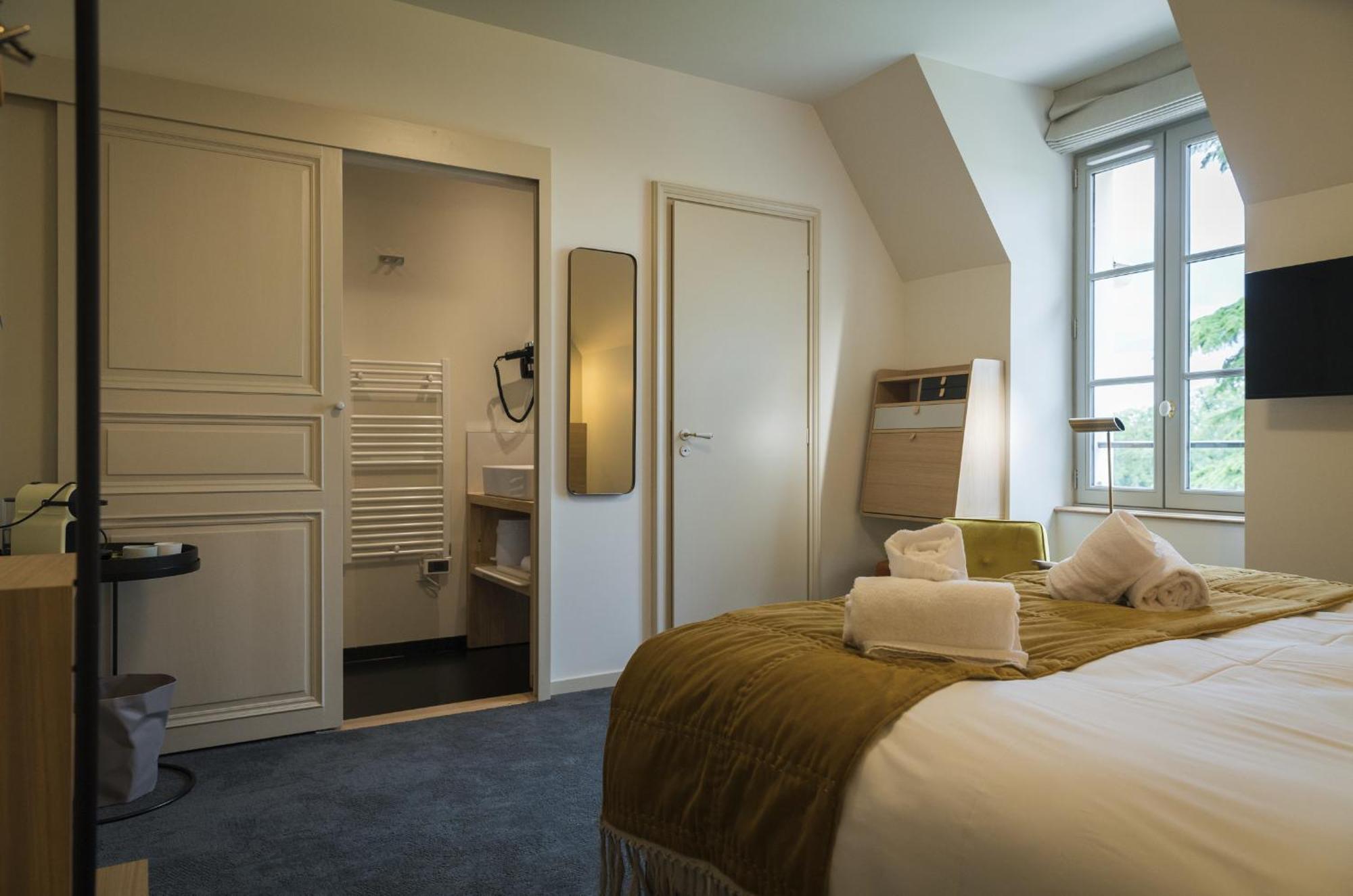 Domaine De L'Ecorcerie Hotel Fontaine-le-Comte Bagian luar foto