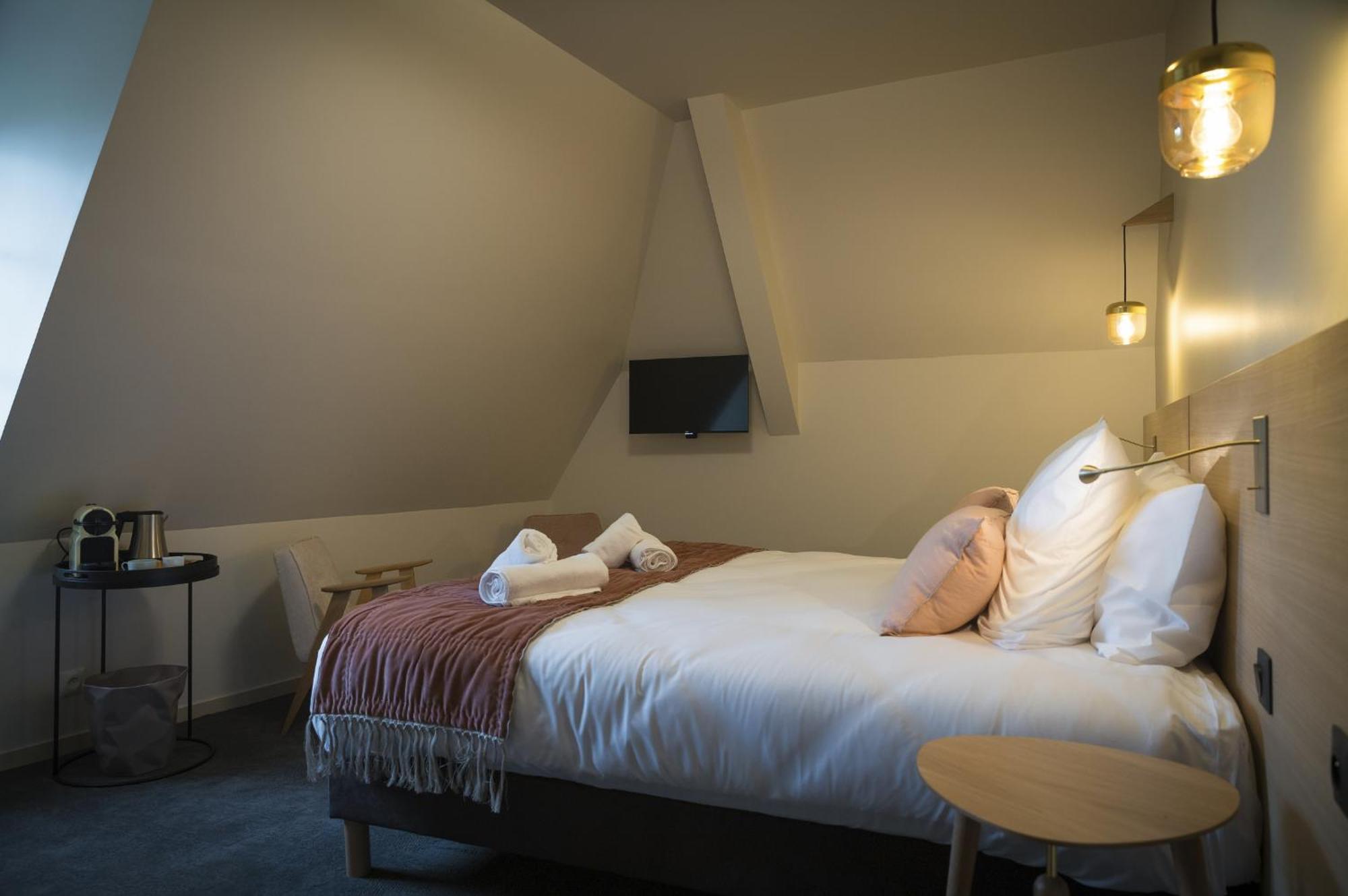 Domaine De L'Ecorcerie Hotel Fontaine-le-Comte Bagian luar foto