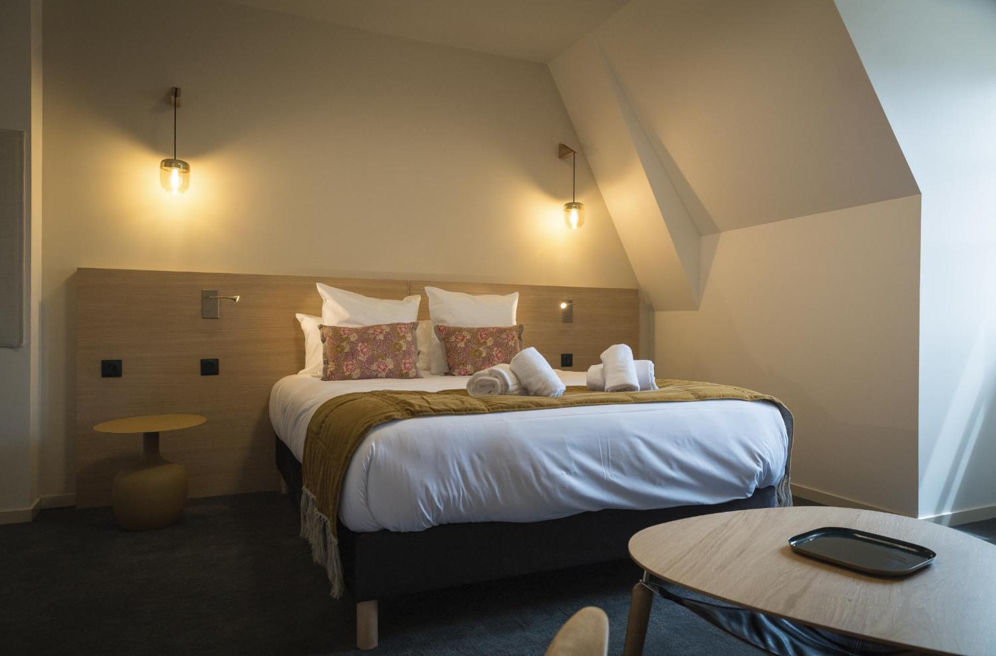 Domaine De L'Ecorcerie Hotel Fontaine-le-Comte Bagian luar foto