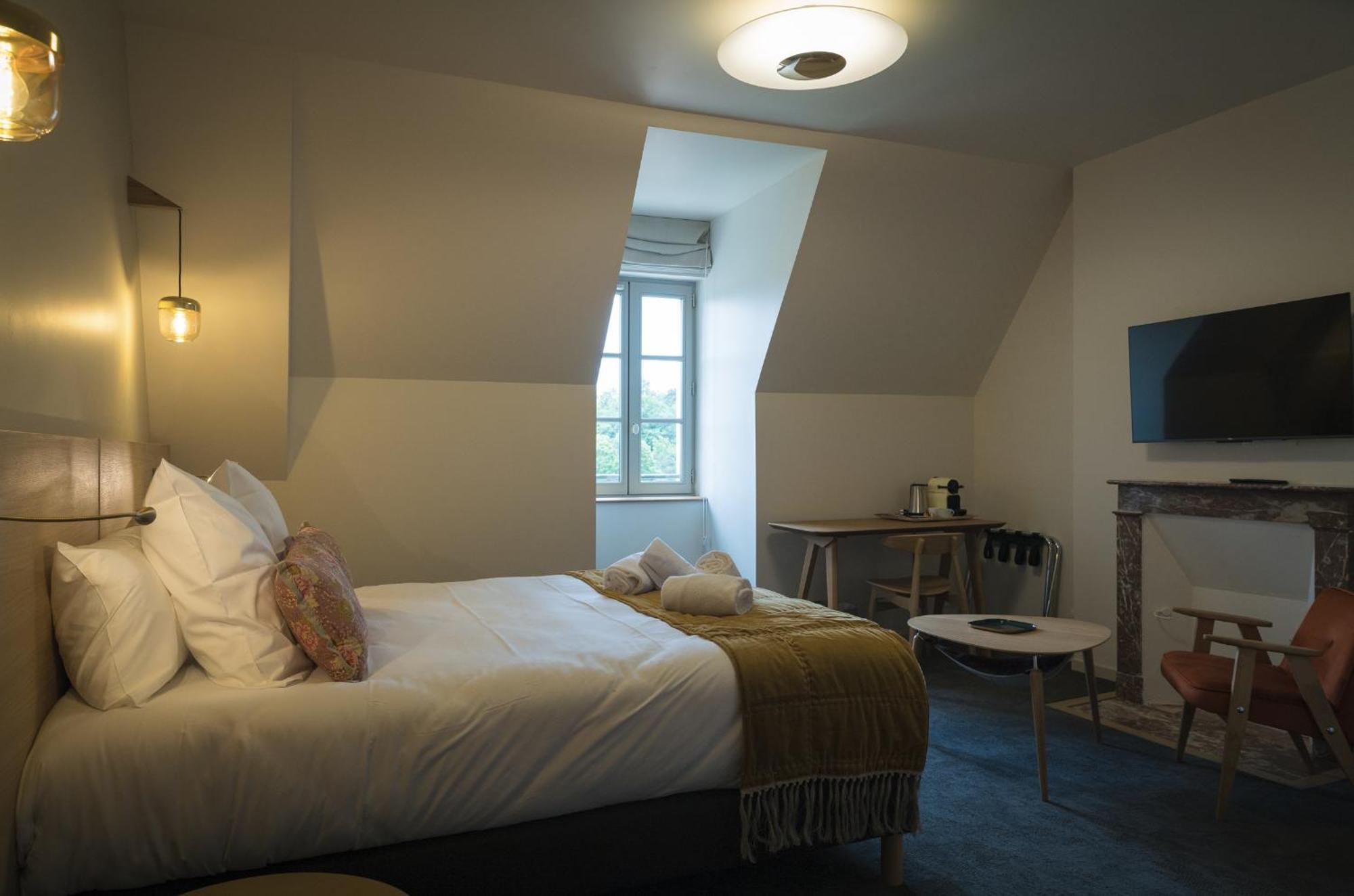 Domaine De L'Ecorcerie Hotel Fontaine-le-Comte Bagian luar foto
