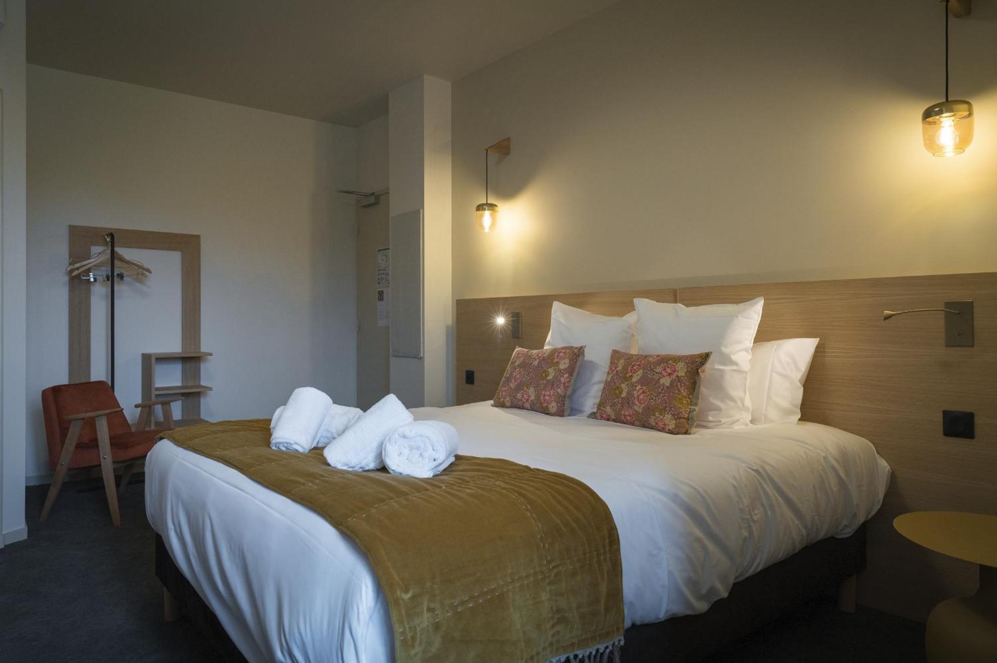 Domaine De L'Ecorcerie Hotel Fontaine-le-Comte Bagian luar foto