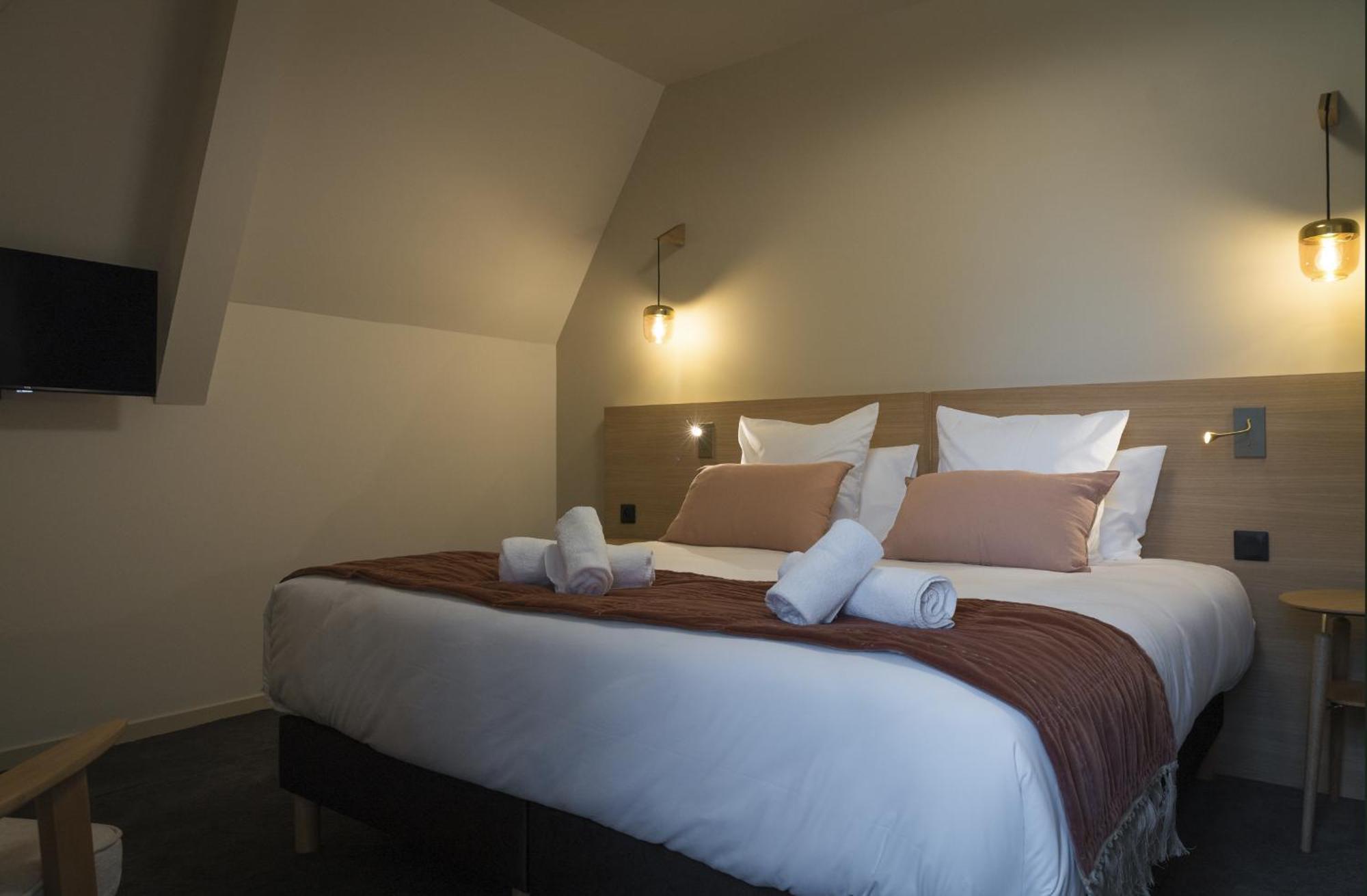 Domaine De L'Ecorcerie Hotel Fontaine-le-Comte Bagian luar foto