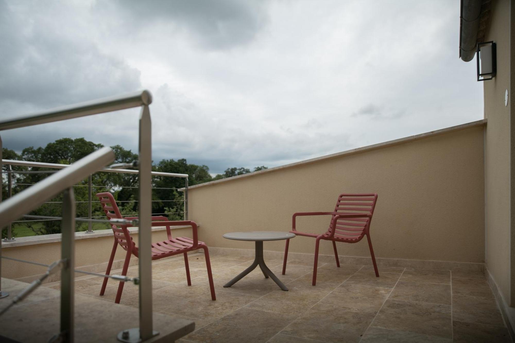 Domaine De L'Ecorcerie Hotel Fontaine-le-Comte Bagian luar foto
