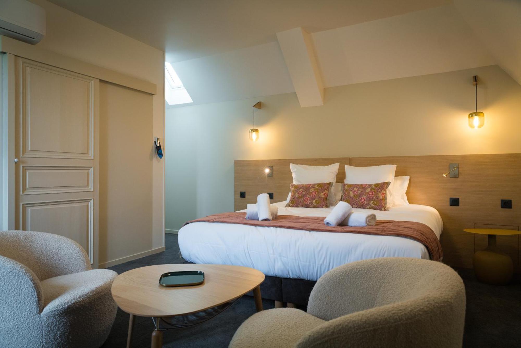 Domaine De L'Ecorcerie Hotel Fontaine-le-Comte Bagian luar foto
