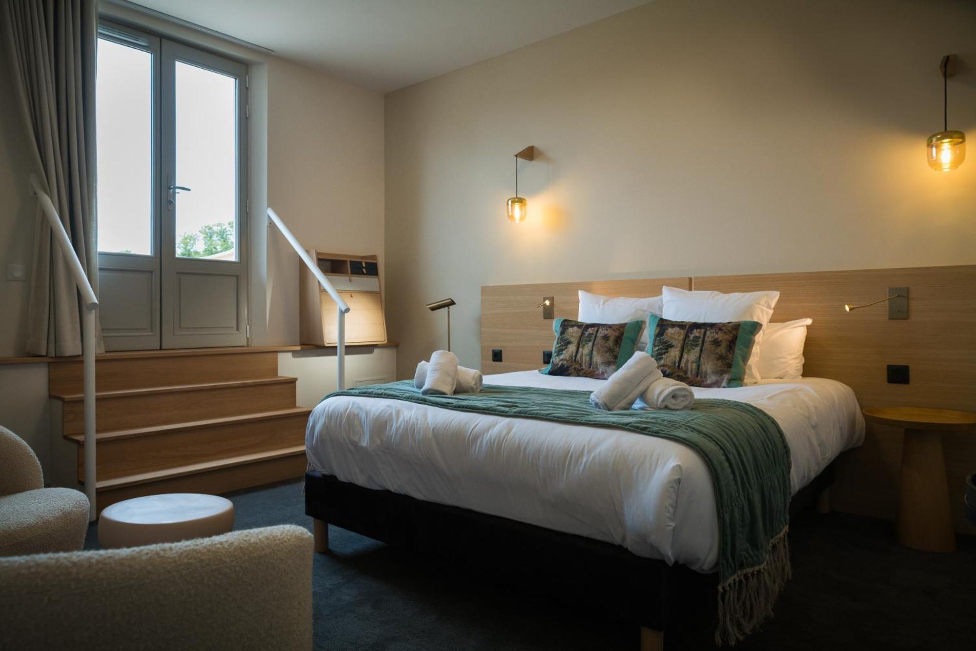 Domaine De L'Ecorcerie Hotel Fontaine-le-Comte Bagian luar foto