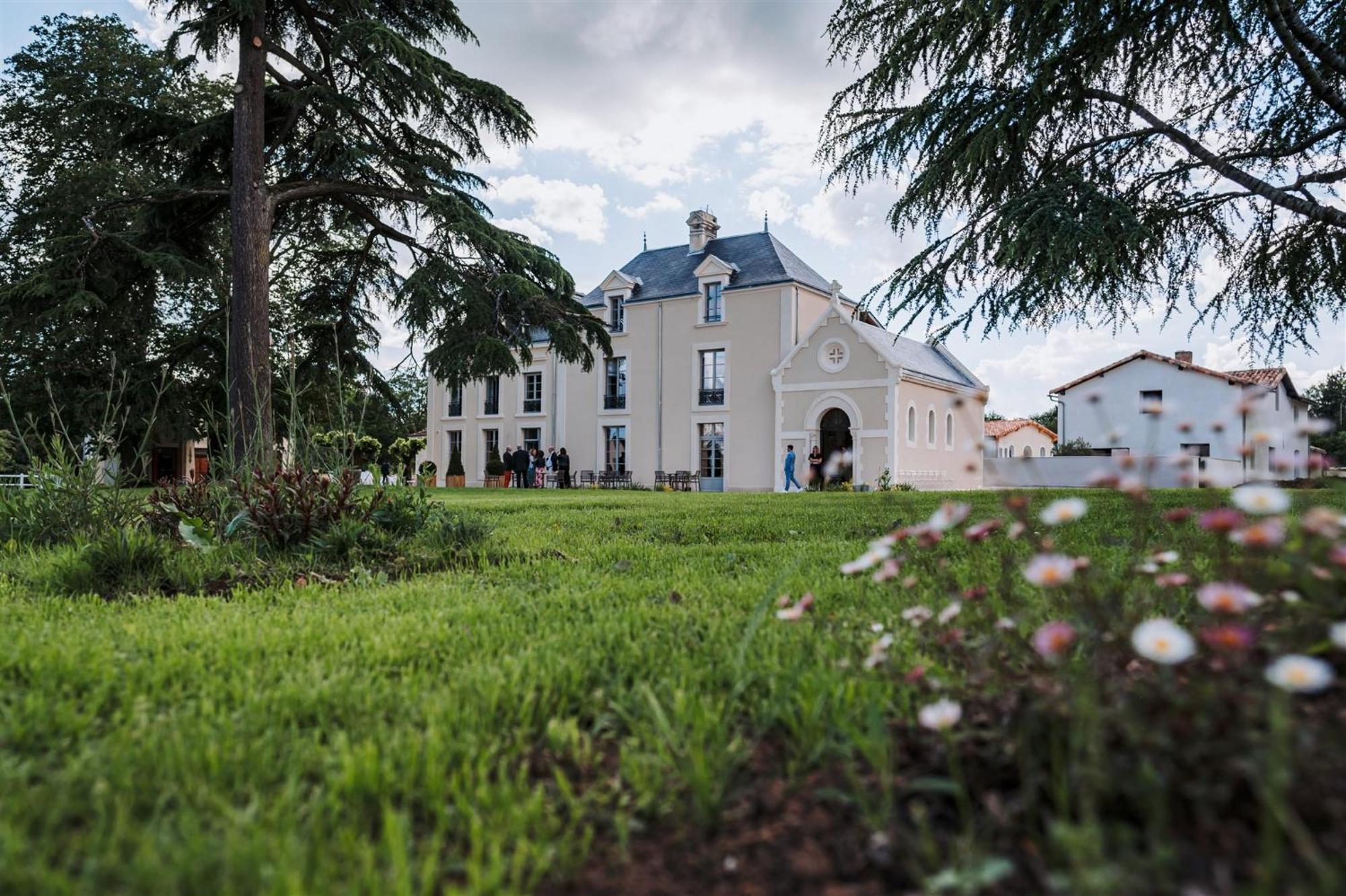Domaine De L'Ecorcerie Hotel Fontaine-le-Comte Bagian luar foto