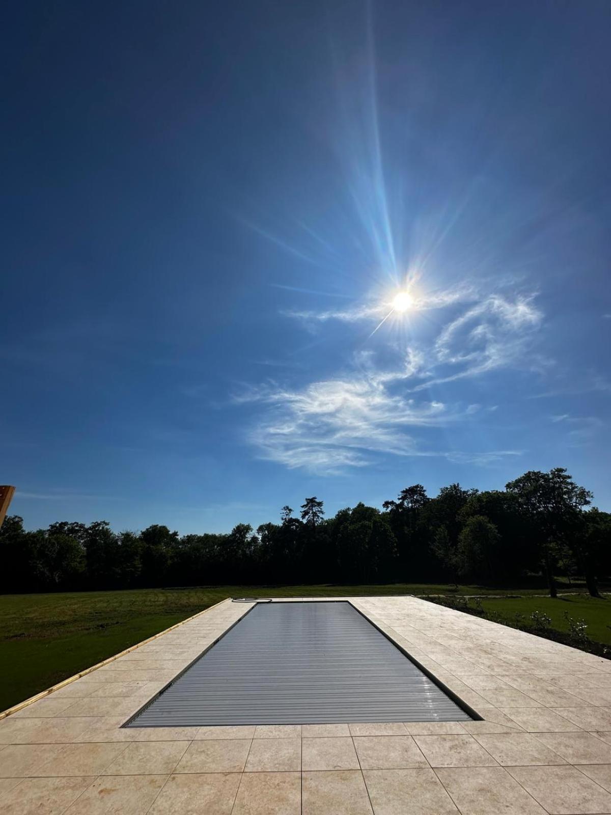 Domaine De L'Ecorcerie Hotel Fontaine-le-Comte Bagian luar foto