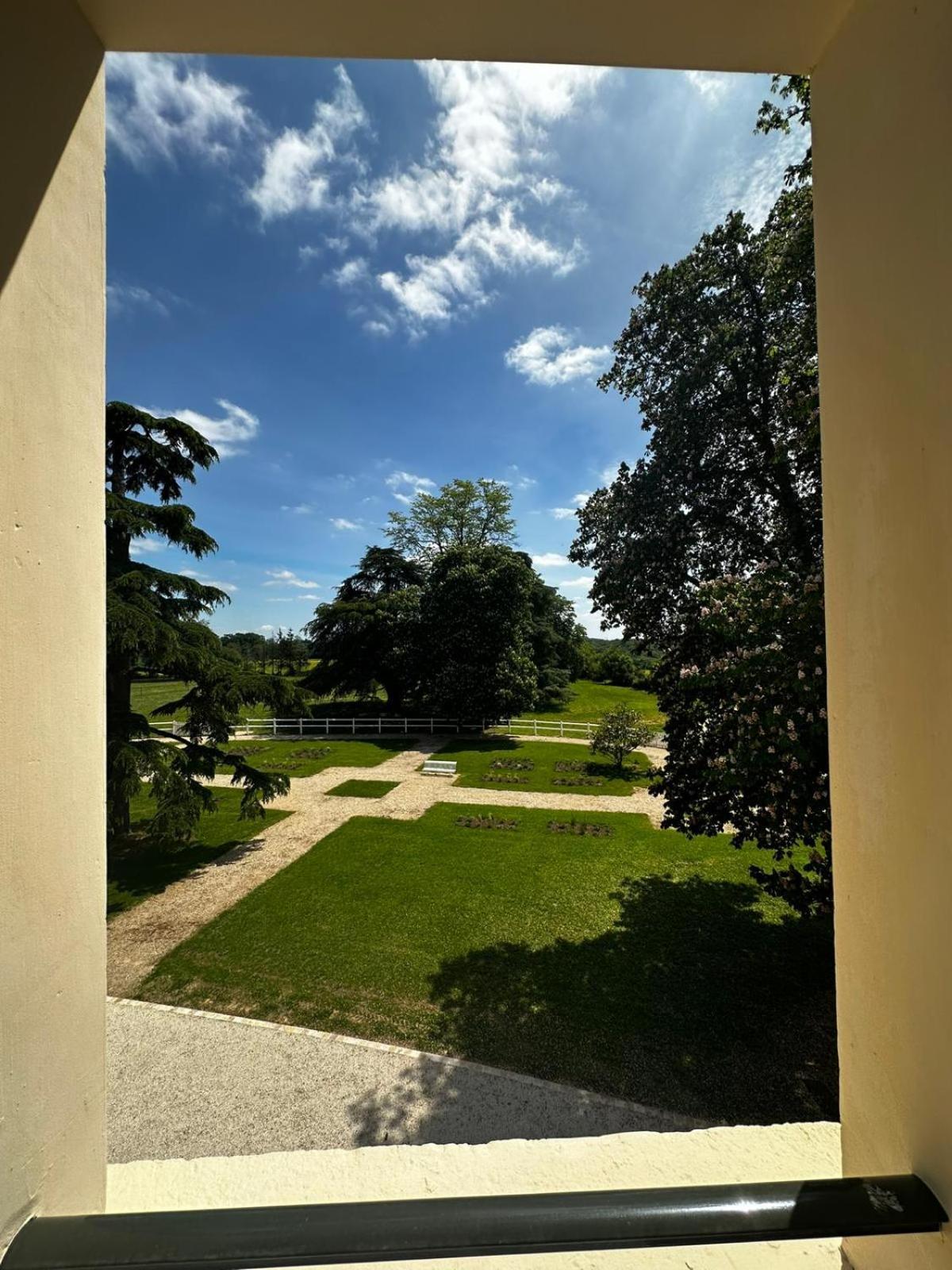 Domaine De L'Ecorcerie Hotel Fontaine-le-Comte Bagian luar foto