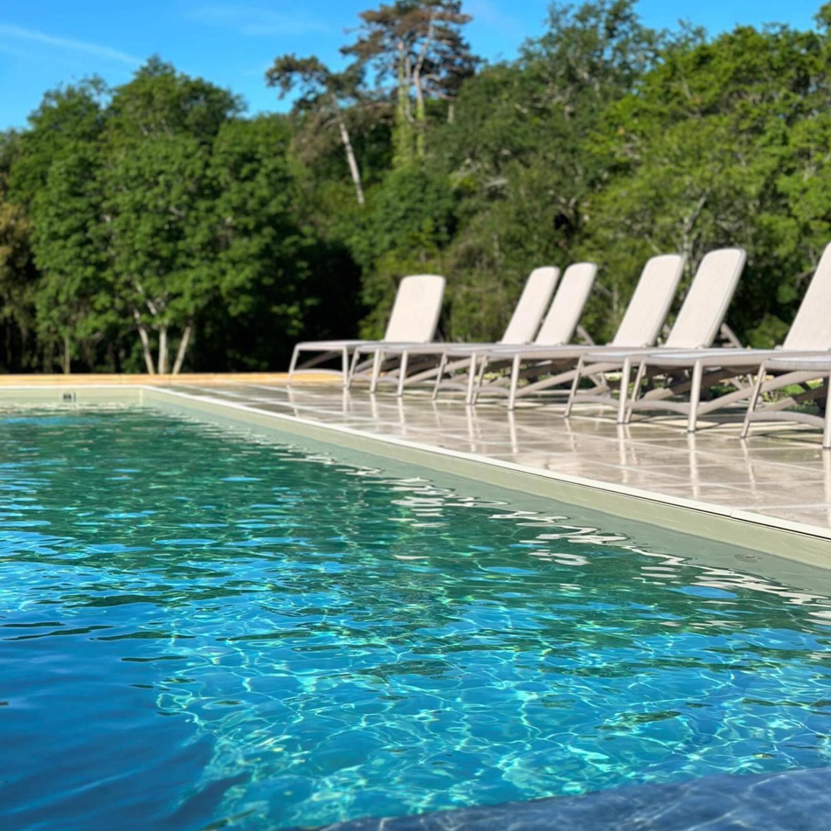 Domaine De L'Ecorcerie Hotel Fontaine-le-Comte Bagian luar foto