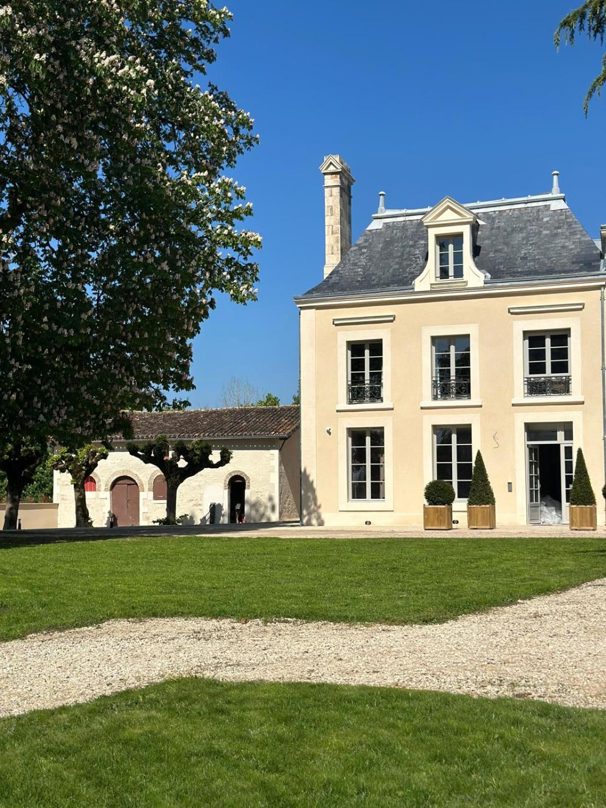 Domaine De L'Ecorcerie Hotel Fontaine-le-Comte Bagian luar foto