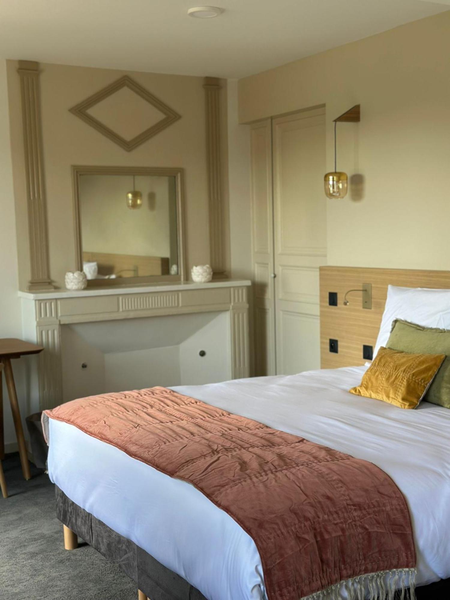 Domaine De L'Ecorcerie Hotel Fontaine-le-Comte Bagian luar foto