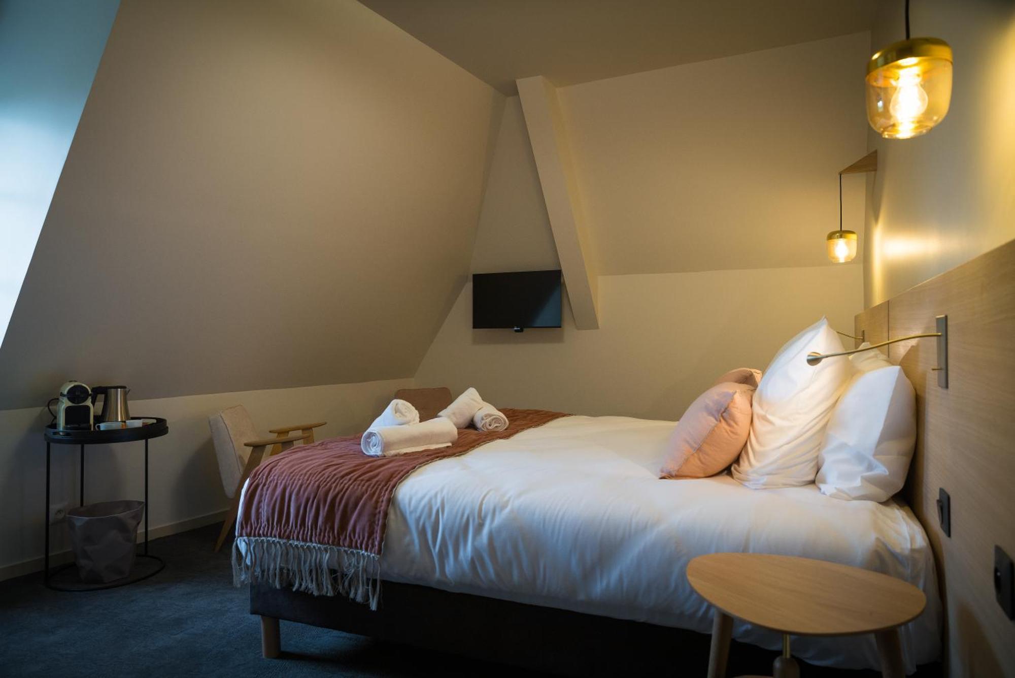Domaine De L'Ecorcerie Hotel Fontaine-le-Comte Bagian luar foto