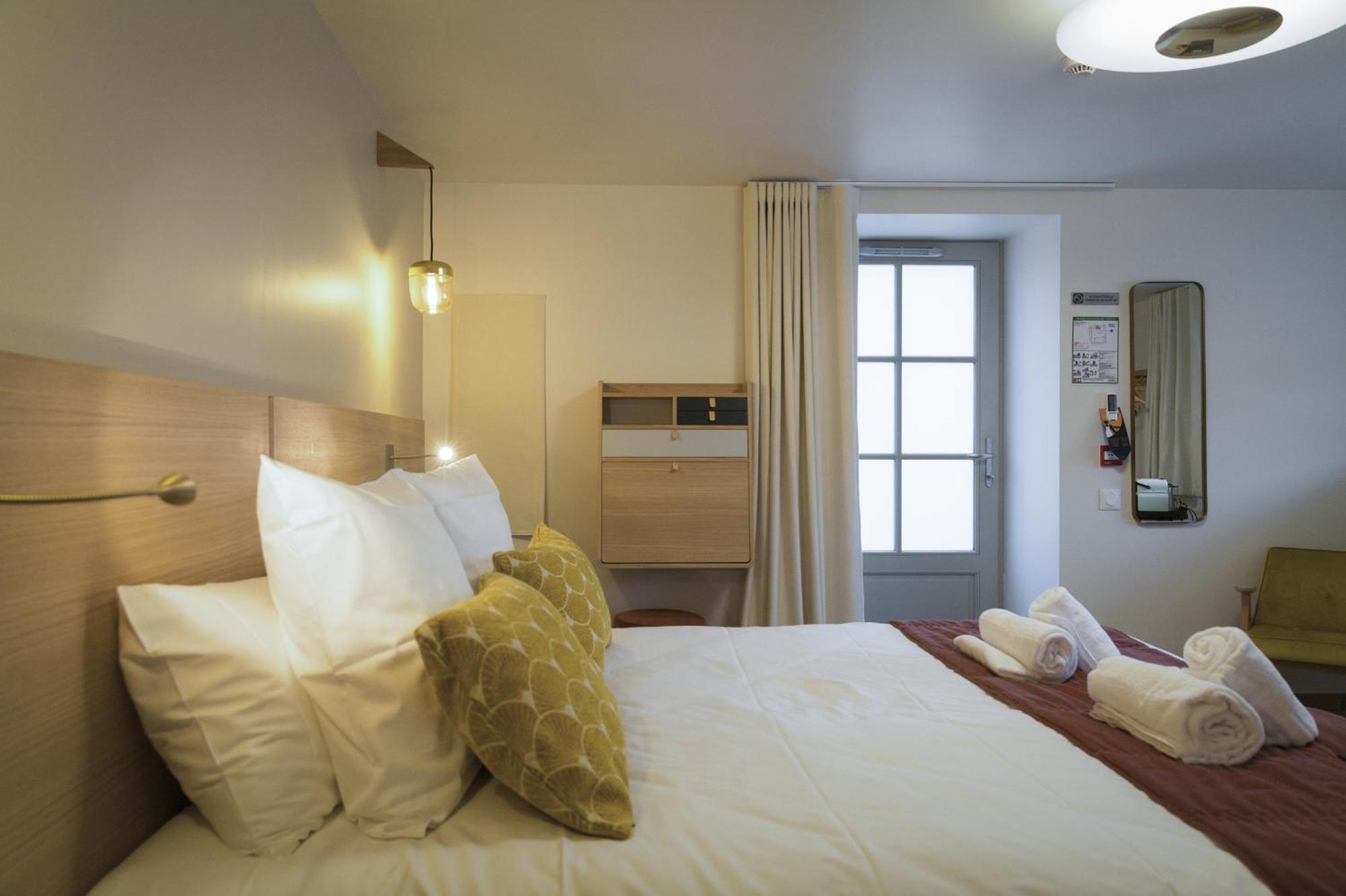 Domaine De L'Ecorcerie Hotel Fontaine-le-Comte Bagian luar foto