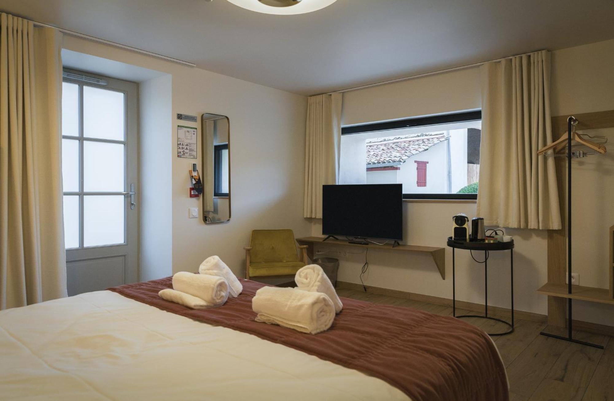 Domaine De L'Ecorcerie Hotel Fontaine-le-Comte Bagian luar foto