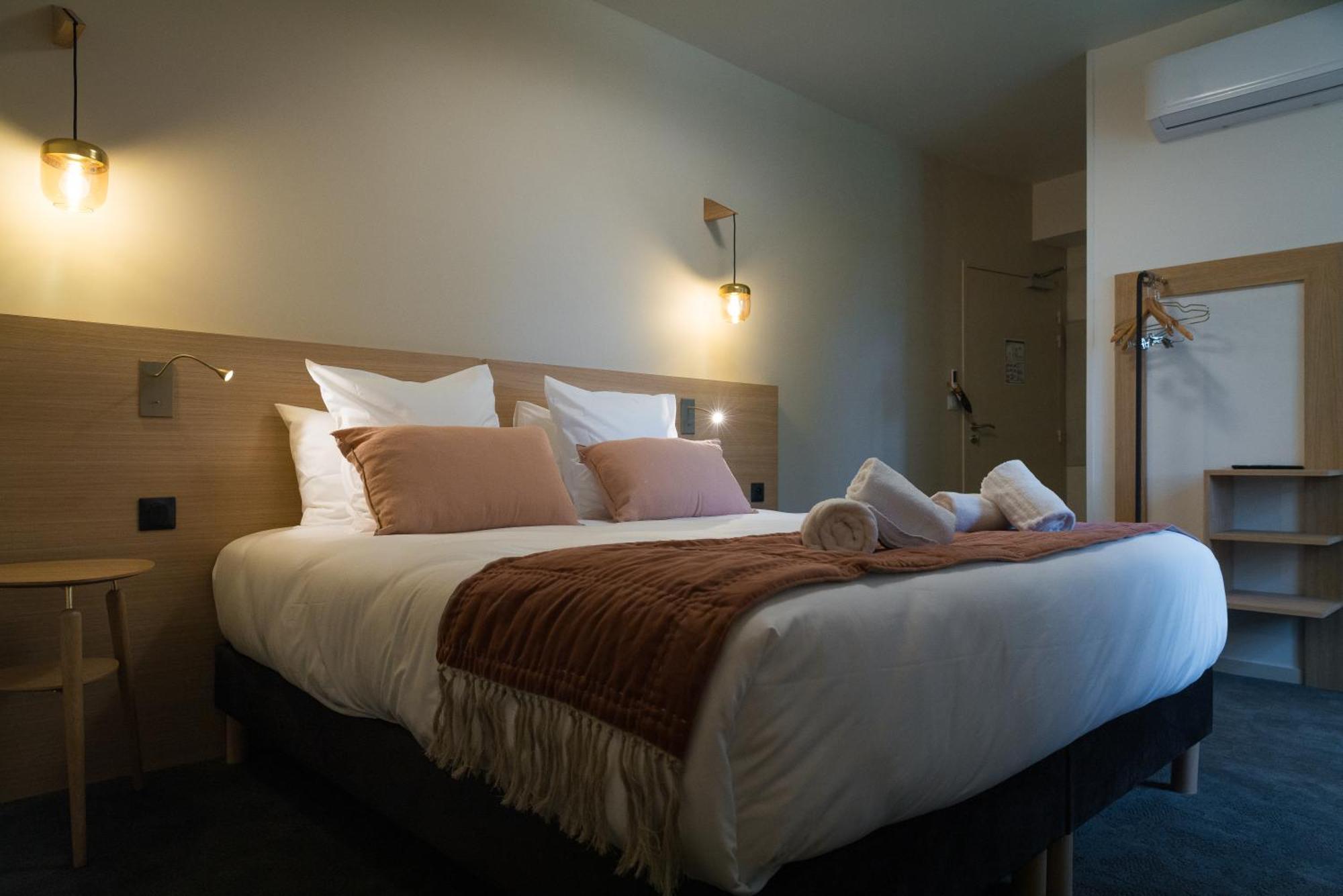 Domaine De L'Ecorcerie Hotel Fontaine-le-Comte Bagian luar foto